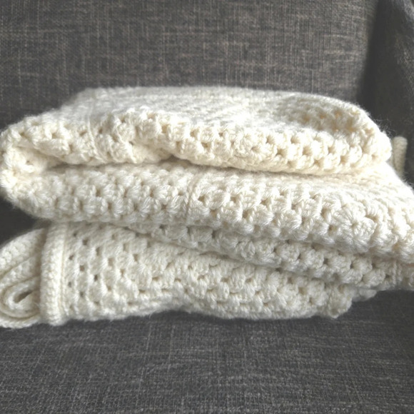 Hand Knit Snowflake Blanket - Picture 9 of 9